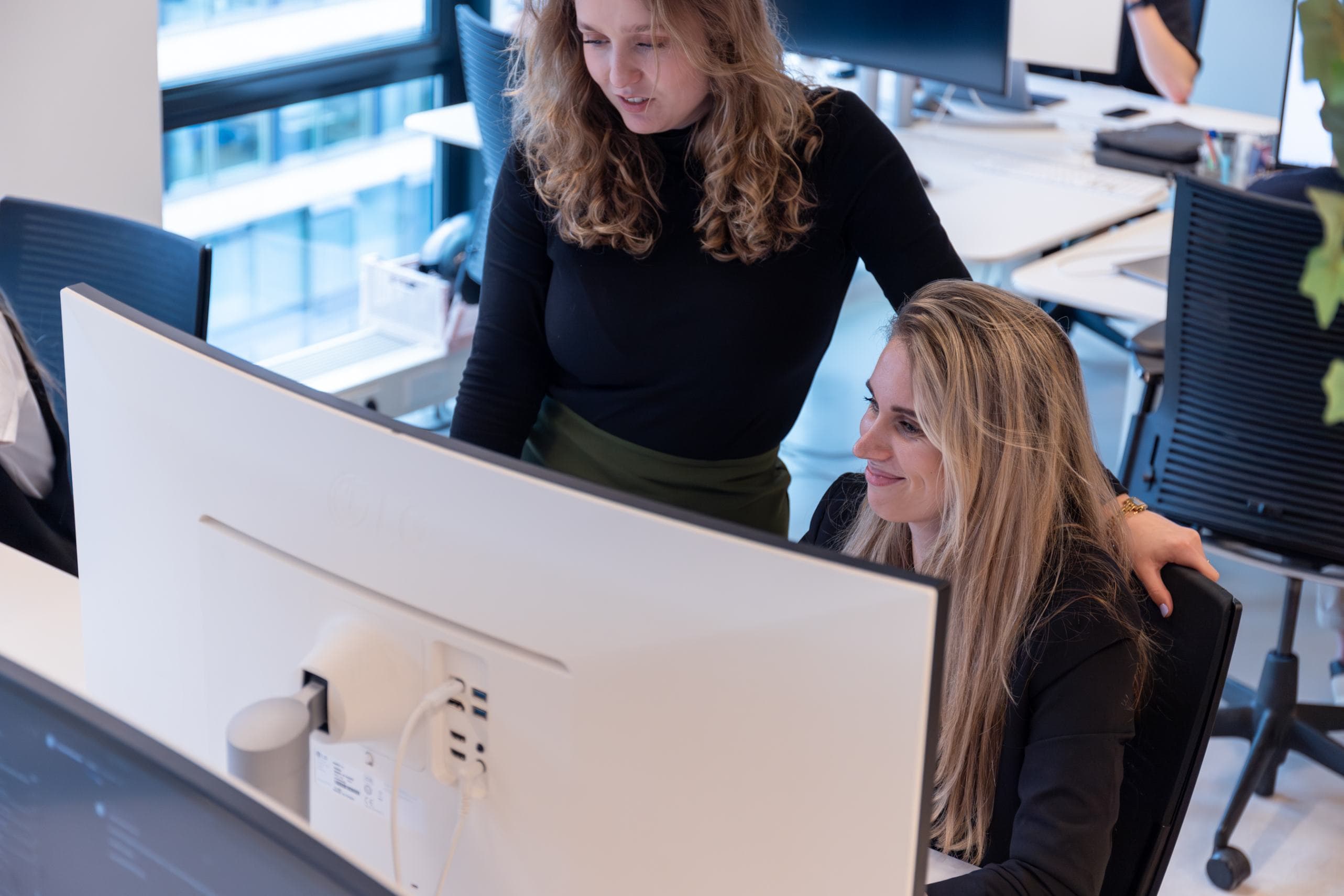 Medewerkers achter de computer.