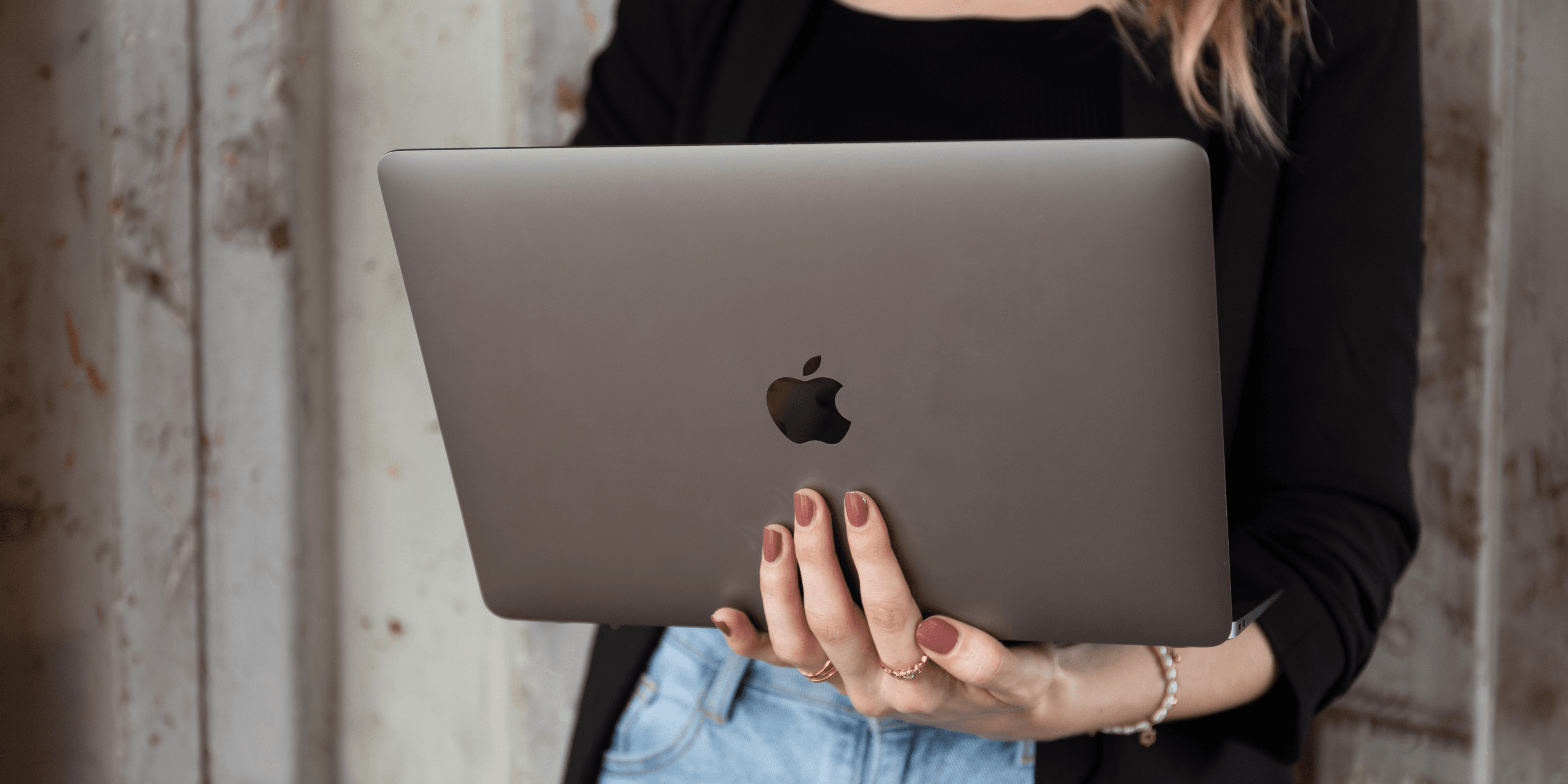 Laptop wordt gebruikt.